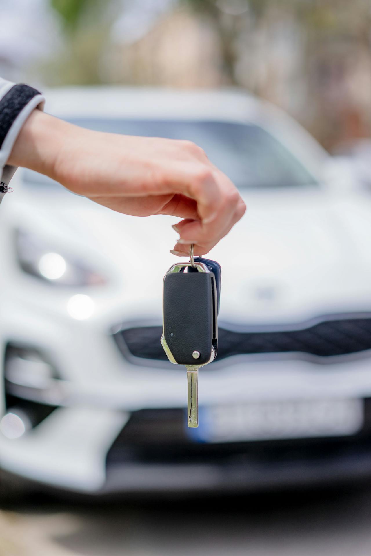 A woman holding her car keys